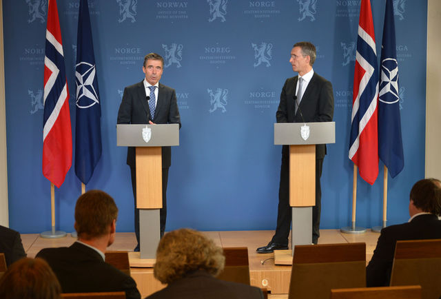 Фог Расмуссен и Йенс Столтенберг. Фото: NATO