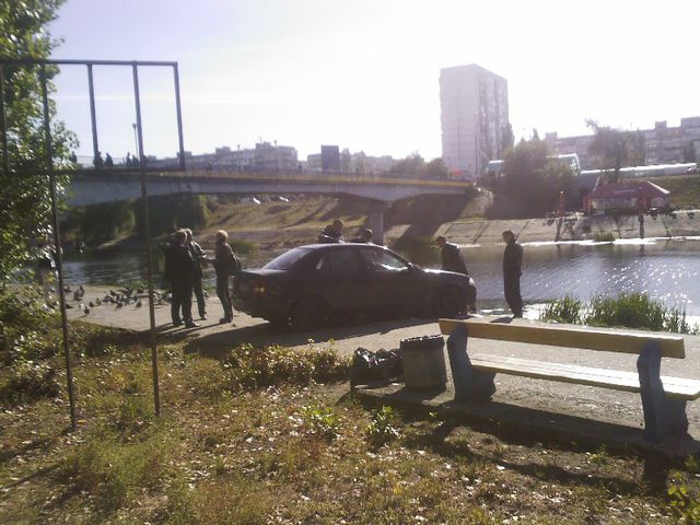 Из Русановского канала достали затопленную "Мазду". Фото: Магнолия-ТВ