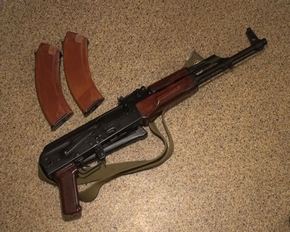 При задержании у преступника изъяли пистолет, карабин и боеприпасы. Фото: mvs.gov.ua