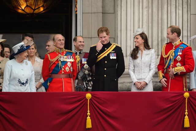 Королева Елизавета II и принц Филипп, герцог Эдинбургский. Принц Уильям, герцог Кембриджский, сын Чарльза,  его жена Кэтрин, герцогиня Кембриджская и принц Гарри. Фото:AFP