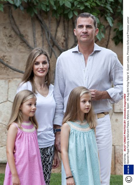 Король Іспанії Феліпе з дружиною Летіцією і доньками