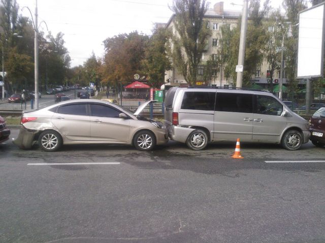 <p>На Борщагівській зіткнулися чотири авто. Фото: Магнолія-ТВ</p>