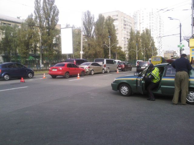 На Борщаговской столкнулись четыре авто. Фото: Магнолия-ТВ
