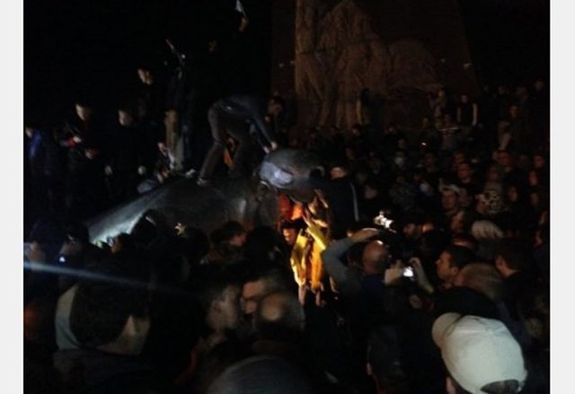 <p>Леніна у Харкові повалили офіційно, фото atn.ua</p>