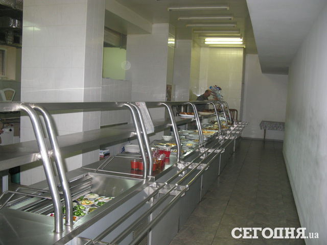 <p>В їдальні Дніпропетровської ОДА – кілька десятків страв. Андрій Нікітін</p>