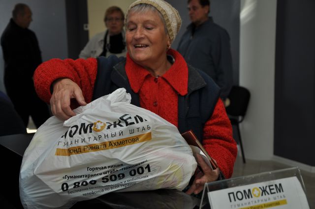 Раздача гуманитарной помощи в Ворошиловском районе Донецка. Фото: fdu.org.ua