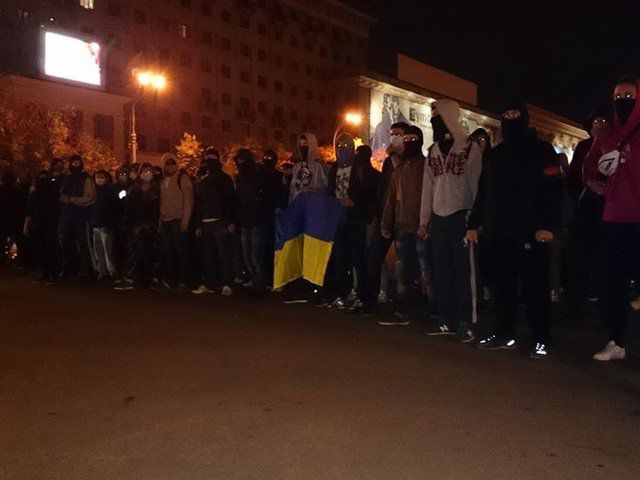 В стычке между харьковскими "ультрас" и сторонниками Ленина есть раненые, фото Обозреватель