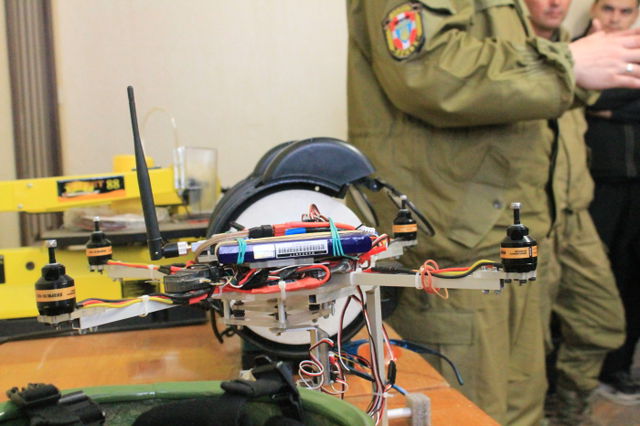 <p>Квадрокоптер в зоні бойових дій може замінити цілу групу розвідників. Фото: "Самооборона Волині"</p>