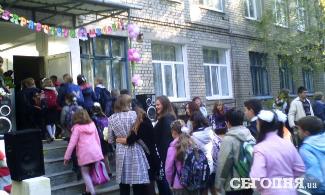 1 октября в донецкой школе. Праздничная линейка была короткой. Фото: читатели "Сегодня"