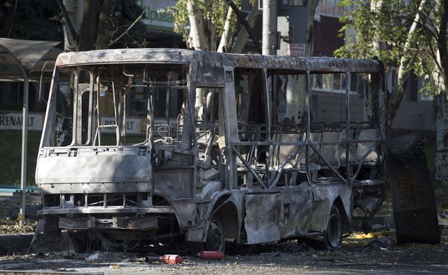 В Киевском районе снаряды попали в маршрутку и школу. Фото: AFP