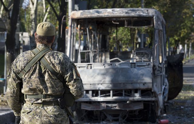 <p>У Київському районі снаряди влучили в маршрутку і школу. Фото: AFP</p>