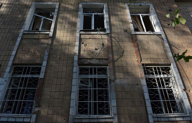 <p>У Київському районі снаряди влучили в маршрутку і школу. Фото: AFP</p>