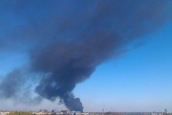 Киевский район. Со стороны аэропорта идет густой черный дым. Фото: соцсети