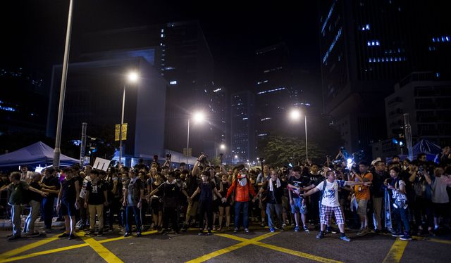 В Гонконге власти отказываются уступать требованиям протестующих, фото AFP