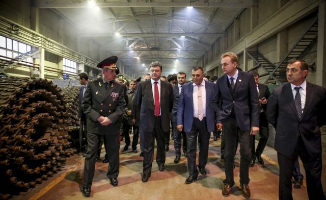 Порошенко посетил Львовский бронетанковый ремонтный завод, фото president.gov.ua