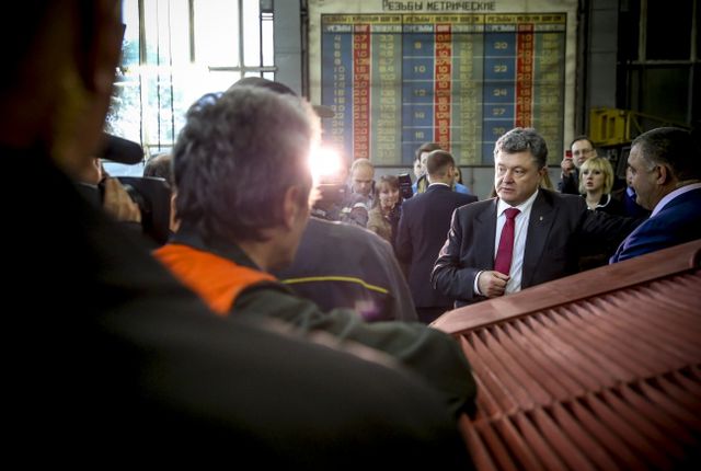 Порошенко посетил Львовский бронетанковый ремонтный завод, фото president.gov.ua