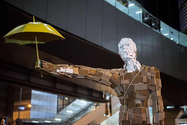 Митингующие в Гонконге установили на улице свой символ революции, фото AFP