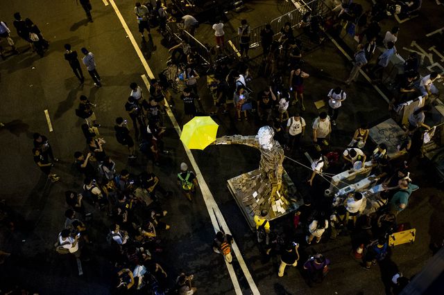 Митингующие в Гонконге установили на улице свой символ революции, фото AFP