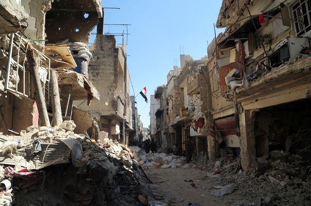 На днях в Дамаске была слышна канонада и звук двигателей истребителей: самолеты сирийских ВВС и артиллерия наносили удары по пригородам Дамаска — районам Джобар и близлежащим районам в Восточной Гуте. Фото: AFP