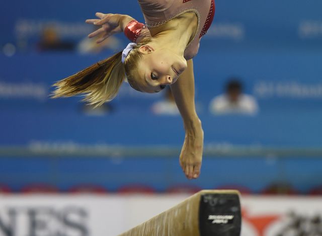 Француженка выполняет трюк во время выступления на чемпионате мира по спортивной гимнастике в Китае. Фото: AFP