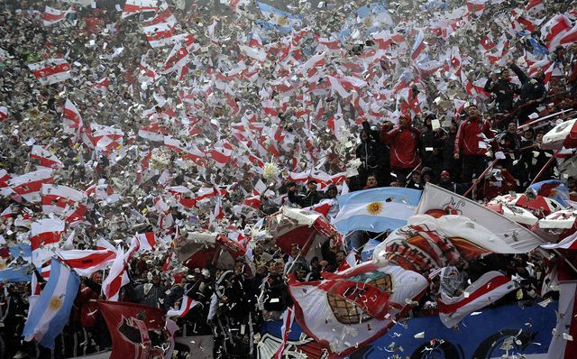 Вболівальники одного з найпопулярніших аргентинських клубів River Plate прийшли підтримати свою команду. Фото: AFP