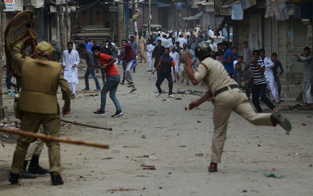 Столкновения в Кашмире происходят на фоне недавней победы националистов на общих выборах в Индии, готовящихся через несколько дней выборах в местные и региональные органы власти индийских штатов, включая штат Джамму и Кашмир, а также волны уличных беспорядков, охватившей в последние месяцы Пакистан. Фото: AFP
