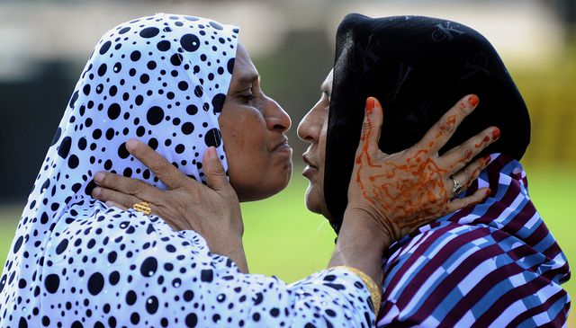 На Шри Ланке женщины-мусульманки поздравляют друг друг с  праздником жертвоприношения. Около полутора миллионов мусульман проживают на острове Шри Ланка, 70% населения которого составляют буддисты. Фото: AFP