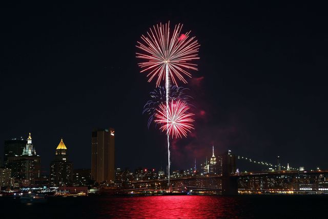 В Нью-Йорке, на Манхеттене, прошел праздник фейерверков. Фото: AFP