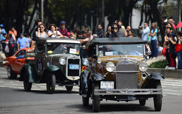 В Мехико показали ретро-машины. Всего было зафиксировано 1721 таких автомобилей. Фото: AFP