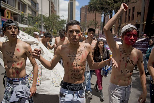 В Колумбии молодые люди вышли на улицы с протестом не убивать быков во время корриды. Фото: AFP