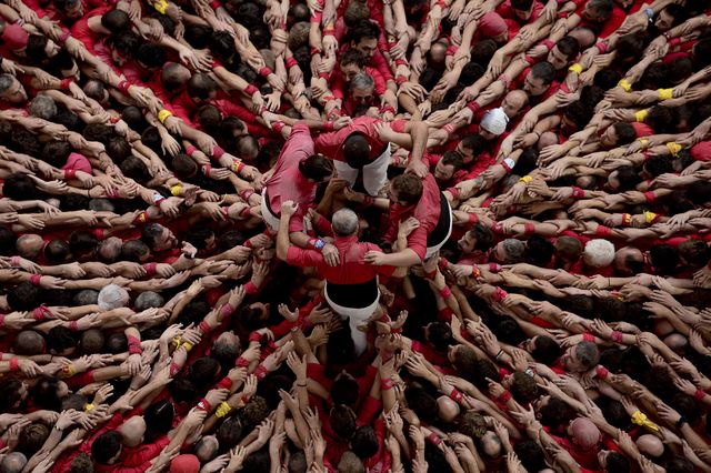 Каждые два года в испанском регионе Каталония проводится удивительное мероприятие, которое называется "Состязание башен". Энтузиасты создают сооружения прямо на глазах у зрителей из единственно возможного "строительного материала" — своих собственных тел. Фото: AFP