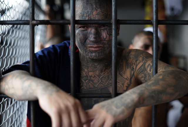 В тюрьмах Сальвадора прошел своеобразный конкурс среди заключенных, которые показали свои татуировки. Фото: AFP