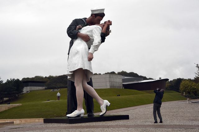 Эта замечательная скульптура называется "Памятником безоговорочной капитуляции" и сделана по знаменитой фотографии. Фото стало символом конца Второй мировой, а памятник путешествует по городам США по определенному графику. Сейчас скульптура – во Франции. Фото: AFP