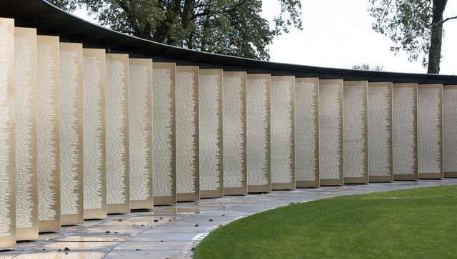 Во Франции в память о погибших во время Второй мировой войны открыли мемориал. В алфавитном порядке выгравированы имена 60 тысяч солдат. Фото: AFP