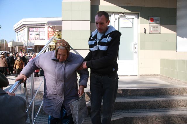 Сегодня волонтеры раздавали гуманитарную помощь в Киевском и Пролетарском районах. Фото: fdu.org.ua