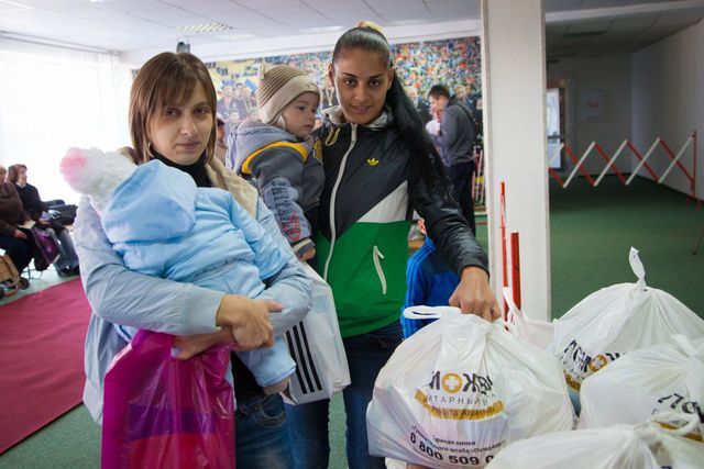 Сегодня волонтеры раздавали гуманитарную помощь в Киевском и Пролетарском районах. Фото: fdu.org.ua