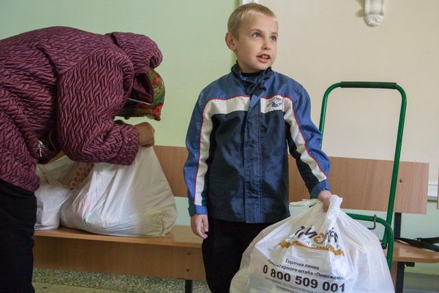 Раздача гуманитарной помощи в Куйбышевском и Ленинском районах. Фото: fdu.org.ua