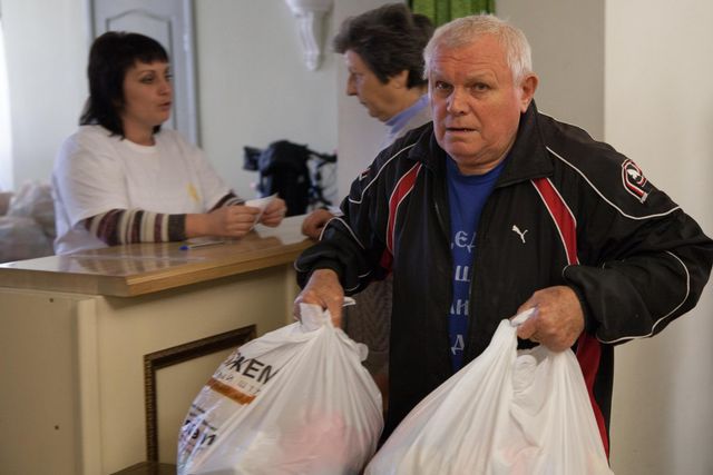 <p>Роздача гуманітарної допомоги в Куйбишевському та Ленінському районах. Фото: fdu.org.ua</p>