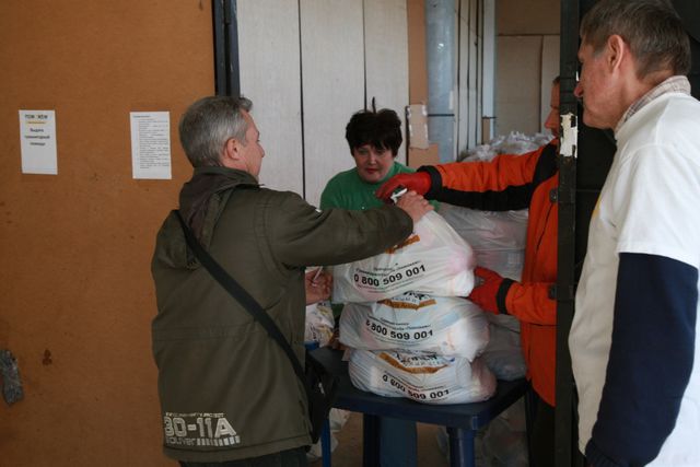 Раздача гуманитарной помощи в Куйбышевском и Ленинском районах. Фото: fdu.org.ua