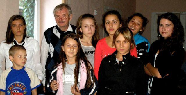 Школа журналистики. Под руководством писателя дети работают на интернет-телеканале — создают репортажи и новости. Фото из архива А. Макарова