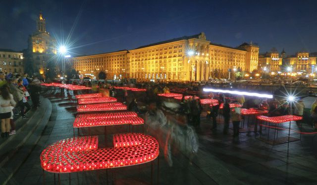 На Майдане зажгли тысячи свечей в память о погибших героях, фото kiyany.obozrevatel.com