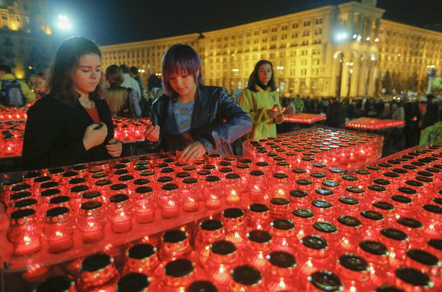 На Майдане зажгли тысячи свечей в память о погибших героях, фото kiyany.obozrevatel.com