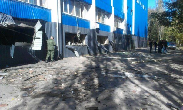 <p>У будівлю спортивного центру "Динамо" влучив снаряд. Фото: vk.com/donetsk</p>