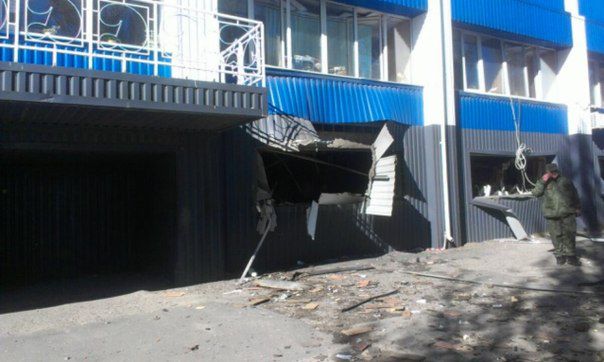 В здание спортивного центра "Динамо" попал снаряд. Фото: vk.com/donetsk