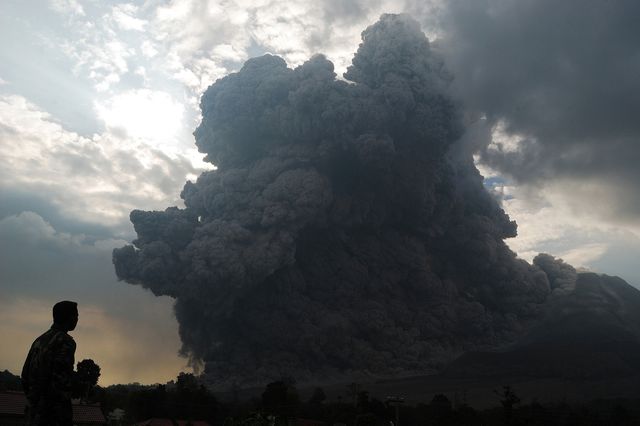 Вулкан Синабунг на севере острова Суматра в Индонезии усилил активность. Пепел покрыл сотни гектаров сельскохозяйственных угодий в провинции Каро. Под слоем вулканической пыли оказались плантации овощей, фруктов. Пепел поднялся на высоту 4,5 километра, создав плотное облако. Фото: AFP