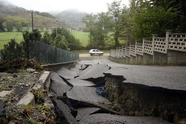 Сильні дощі призвели до серйозних повеней в північній Італії. Там проливні дощі не припинялися 48 годин, що стало причиною багатьох руйнувань. Фото: AFP