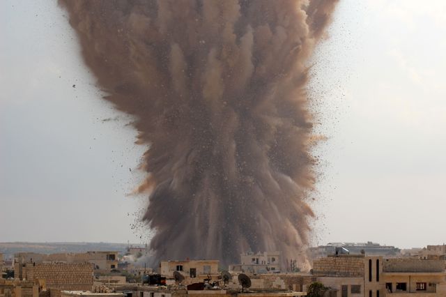 Ситуация вокруг Сирии с каждым днем становится все более напряженной. Два больших взрыва зафиксированы в сирийском городе Кобани. Здесь продолжаются бои между боевиками 