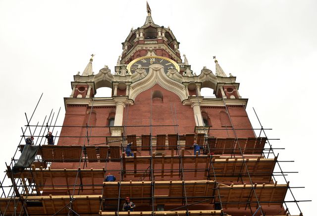 Российские строители ремонтируют Спасскую башню в Кремле. Фото: AFP
