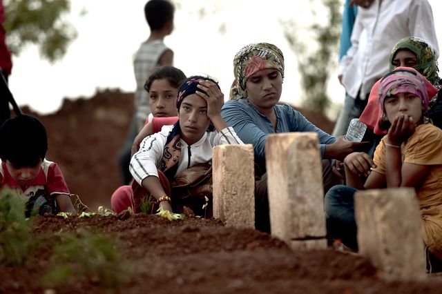В Кобани продолжаются ожесточенные бои. Курдские ополченцы уже почти месяц ведут борьбу с боевиками 