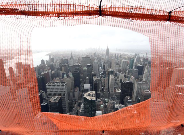 В США достроили последний этаж самого высокого жилого небоскреба. Здание, в котором 96 этажей, расположено в Нью-Йорке на Парк-Авеню. Высота здания — 426 метров. Здание в Нью-Йорке заселят в 2015-м, квартиры продаются по цене от 17 до 95 миллионов долларов. Жильцов будут радовать винные погреба, бассейны, площадки для гольфа, библиотека и спа-салон. Фото: AFP